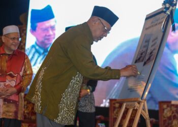 MENTERI Besar, Datuk Ahmad Yakob (kanan) menandatangani plak khas sebagai gimik pelancaran buku Nazhafah Diri dan Integriti sambil diperhatikan Mohd. Amar Nik Abdullah pada Majlis Amanat Khas MB Tahun Baru 2023 dan Perhimpunan Penjawat Awam Kelantan di Kota Darulnaim, Kota Bharu, Kelantan. - UTUSAN/MUSTAQIM MOHAMED