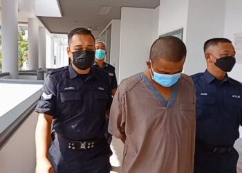 TERTUDUH mengaku bersalah di Mahkamah Sesyen, Ayer Keroh, Melaka atas pertuduhan melakukan rompakan bersenjatakan pisau.