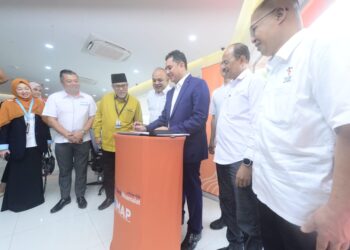 MOHD. NIZAR Najib menandatangani plak pada majlis perasmian cawangan ke-68 Bank Mualamat di Indera Mahkota di Kuantan, Pahang. - FOTO/SHAIKH AHMAD RAZIF