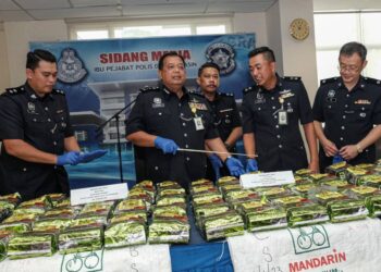 ZAINOL Samah (tengah) menunjukkan dadah bernilai RM3.8 juta yang dirampas polis dalam sidang akhbar di IPD Jasin, Melaka. - UTUSAN/SYAFEEQ AHMAD