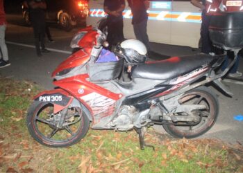 MUHAMAD SOLLEH Ramli yang menunggang motosikal jenis Yamaha 135 LC meninggal dunia di tempat kejadian selepas terlibat kemalangan di Lebuh SPA berhampiran Bertam Putra, Melaka.