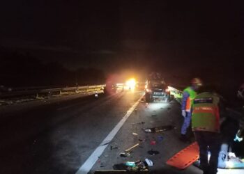 JENTERA dari Unit Bantuan Perkhidmatan Kecemasan (EMRS) dirempuh ketika melakukan operasi menyelamat di Lebuh Raya Pantai Timur Hala Barat, dekat Gambang di Kuantan, Pahang. - FOTO IHSAN JBPM PAHANG