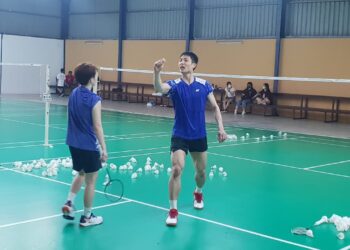 Jaguh Taiwan, Chou Tien Chen berkongsi ilmu dengan Goh Jin Wei menjelang Kejohanan Badminton Terbuka Malaysia yang akan berlangsung Selasa depan.