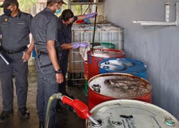 ANGGOTA penguatkuasa KPDN Perlis melakukan pemeriksaan di sebuah setor terletak di bahagian belakang sebuah rumah sekitar Padang Besar, Perlis menerusi satu operasi yang dijalankan semalam. -UTUSAN