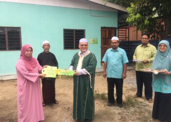 NOR Mahizatul Akmal Abdul Rahim (kiri) merupakan salah seorang penerima Rumah Dhuafa' kelolaan Kerajaan Kelantan.