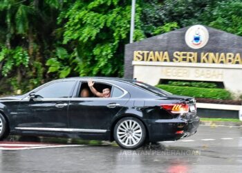 HAJIJI Noor meninggalkan pekarangan Istana Negeri Sabah di Kota Kinabalu hari ini.