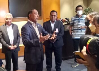 ZAMBRY Abdul Kadir beramah mesra dengan wartawan selepas sidang akhbar sebelum berlepas ke Indonesia di Lapangan Terbang Antarabangsa Kuala Lumpur, Sepang, Selangor hari ini, - UTUSAN/AMREE AHMAD