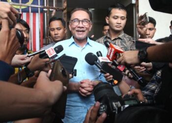 ANWAR Ibrahim bercakap kepada pemberita selepas mempengerusikan mesyuarat Majlis Presiden Pakatan Harapan (PH) di ibu pejabat PKR di sini hari ini.