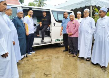 ZAFRI Ab. Halim (empat kiri) bersama tetamu yang hadir pada Majlis penyerahan van jenazah kepada pihak Masjid Gelang Mas, Pasir Mas, Kelantan hari ini-UTUSAN/ROHANA ISMAIL.