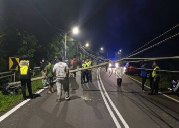 KEADAAN lokasi kemalangan di mana dua orang pelajar UiTM Kampus Rembau maut dalam kejadian di Kilometer 2, Jalan Kundur-Pilin, Rembau awal pagi tadi.-GAMBAR/IHSAN POLIS.