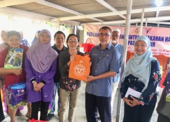 DR. Suratan Kamarudin (dua dari kanan) menyerahkan bantuan makanan haiwan kesayangan kepada penerima selepas Program Penyerahan Bantuan Makanan Haiwan Kesayangan Pasca Banjir di Ibu Pejabat Jabatan Perkhidmatan Veterinar, Kota Bharu, Kelantan hari ini. UTUSAN/ROSMIZAN RESDI.