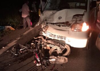 KEADAAN motosikal dan lori yang terlibat dalam kemalangan di Kilometer 57 Jalan Gua Musang-Kuala Krai, Gua Musang, Kelantan semalam-UTUSAN/IHSAN POLIS