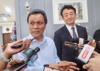 MOHD. Shafie Apdal bersama Takahashi Katsuhiko (kanan) semasa ditemui di Kota Kinabalu hari ini.