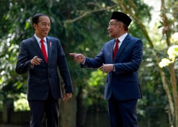 ANWAR Ibrahim bersama Joko Widodo ketika Lawatan Rasmi ke Indonesia di pekarangan Istana Bogor, Jawa Barat- AFIQ HAMBALI/Pejabat Perdana Menteri