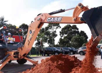 SULAIMAN Md. Ali melakukan pecah tanah ditemani bagi Projek Pembinaan Monumen Bendera Gergasi di Padang Kawad Rejimen 514 Askar Wataniah, Kem Bukit Beruang, Melaka. - UTUSAN/AMRAN MULUP