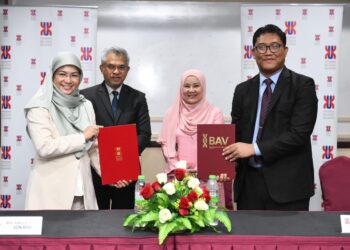 DR. Nik Maheran Nik Muhamad (dua kanan) menyaksikan  pertukaran memorendum perjanjian UMK-BAV di UMK Kampus Bachok, Kelantan, hari ini.
