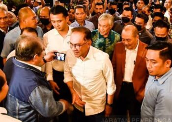 ANWAR Ibrahim berjumpa dengan pemimpin utama Sabah di Kota Kinabalu, kelmarin.