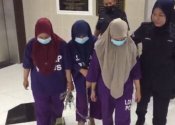 TIGA pengasuh di sebuah taman asuhan kanak-kanak yang disyaki mendera seorang bayi dibawa keluar dari Mahkamah Majistret, Kuala Terengganu, hari ini. - UTUSAN/TENGKU DANISH BAHRI TENGKU YUSOF