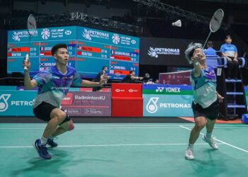 Pasangan beregu lelaki negara, Ong Yew Sin dan Teo Ee Yi ketika menentang pasangan China, Ren Xiang Yu dan Tan Qiang pada Kejohanan Badminton Terbuka Malaysia 2023, di Stadium Axiata Arena, di sini hari ini. Foto: SHIDDIEQIIN ZON