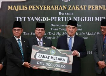 MOHD. ALI Mohd. Rustam (dua dari kanan) menerima replika cek sebagai simbolik Majlis Penyerahan Zakat Perniagaan di Seri Negeri, Ayer Keroh, Melaka.