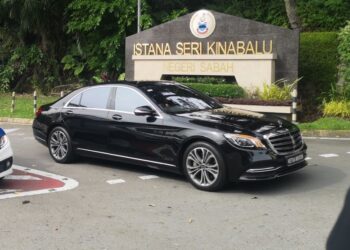KENDERAAN membawa Hajiji Noor tiba di pintu masuk utama Istana Negeri Sabah di Kota Kinabalu pagi ini