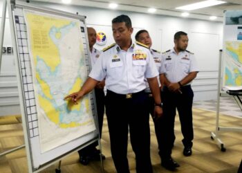 NURUL Hizam Zakaria menunjukkan lokasi terakhir dikesan sebelum menerima isyarat kecemasan EPIRB daripada kapal itu kelmarin.