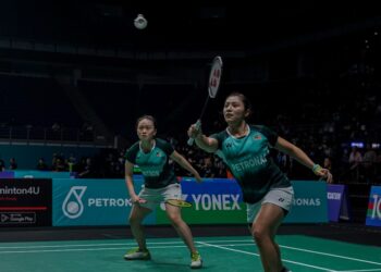 Pasangan beregu wanita negara, Teoh Mei Xing dan Go Pei Kee ketika menentang pasangan senegara, Vivian Hoo dan Lim Chiew Sien pada Kejoahanan Badminton Terbuka Malaysia 2023, di Stadium Axiata Arena, di sini hari ini. Foto: SHIDDIEQIIN ZON