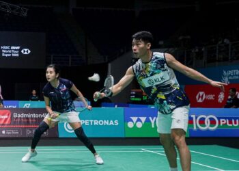Pasangan beregu campuran negara, Chan Peng Soon dan Goh Liu Ying ketika menentang pasangan Indonesia, Rehan Naufal Kusharjanto dan Lisa Ayu Kusumawati pada Kejohanan Badminton Terbuka Malaysia 2023, di Stadium Axiata Arena, di sini hari ini. Foto: SHIDDIEQIIN ZON