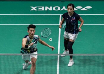 Pasangan beregu campuran negara, Chan Peng Soon dan Goh Liu Ying ketika menentang pasangan Indonesia, Rehan Naufal Kusharjanto dan Lisa Ayu Kusumawati pada Kejohanan Badminton Terbuka Malaysia 2023, di Stadium Axiata Arena, di sini hari ini. Foto: SHIDDIEQIIN ZON