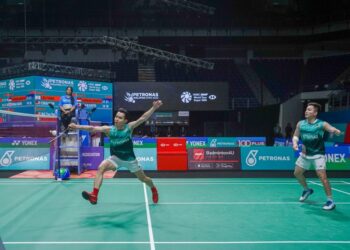 Pasangan beregu lelaki negara, Aaron Chia dan Soh Wooi Yik ketika menentang pasangan Chinese Taipei, Lee Jhe Huei dan Yang Po Hsuan pada Kejohanan Badminton Terbuka Malaysia 2023, di Stadium Axiata Arena, di sini hari ini. Foto: SHIDDIEQIIN ZON
