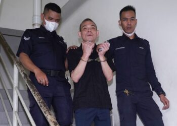 MUHAMMAD Yasin Sulaiman dibawa keluar dari Mahkamah Sesyen Petaling Jaya selepas keputusan representasi kes dadah. - UTUSAN/FAUZI BAHARUDIN