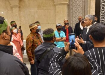 SEBAHAGIAN Orang Asli Suku Seletar mendengar penjelasan peguam di Mahkamah Rayuan Putrajaya pada prosiding rayuan berhubung tanah adat di selatan Johor. -  UTUSAN/NORLIZAH ABAS
