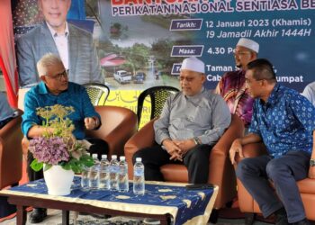 HAMZAH Zainudin (kiri) berbincang sesuatu bersama Menteri Besar Kelantan, Datuk Ahmad Yakob (tengah) dan Setiausaha Agung Pas, Datuk Seri Takiyuddin Hassan semasa Majlis Penyampaian Sumbangan Bantuan Pasca Banjir PN Sentiasa Bersamamu di Wakaf Bharu, Tumpat, Kelantan-UTUSAN/MUSTAQIM MOHAMED