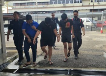 TIGA lelaki termasuk seorang penjawat awam dihadapkan ke Mahkamah Majistret Tampin hari ini atas kesalahan memiliki cecair (vape) yang mengandungi dadah jenis ketamin di Pasir Besar, Gemas, Tampin.-UTUSAN/ NOR AINNA HAMZAH.