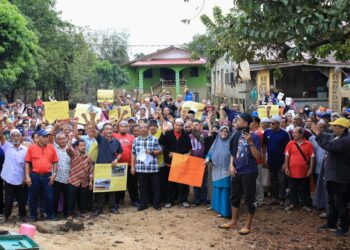 PENDUDUK berhimpun secara aman untuk menyuarakan isu berkaitan Projek PLSB Sungai Golok yang menyebabkan banjir luar biasa melanda Rantau Panjang, Kelantan.-UTUSAN/KAMARUL BISMI KAMARUZAMAN