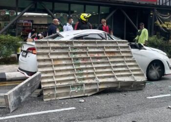 KEPINGAN konkrit yang menghentikan sebuah kereta di Jalan Ampang pagi tadi