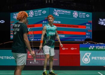 Pasangan beregu campuran negara, Chen Tang Jie dan Toh Ee Wei ketika menentang pasangan Thailand, Dechapol Puavaranukroh dan Sapsiree Taerattanachai pada Kejohanan Badminton Terbuka Malaysia 2023, di Stadium Axiata Arena, di sini hari ini. Foto: SHIDDIEQIIN ZON