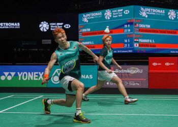 Pasangan beregu campuran negara, Chen Tang Jie dan Toh Ee Wei ketika menentang pasangan Thailand, Dechapol Puavaranukroh dan Sapsiree Taerattanachai pada Kejohanan Badminton Terbuka Malaysia 2023, di Stadium Axiata Arena, di sini hari ini. Foto: SHIDDIEQIIN ZON