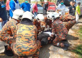 ANGGOTA bomba berjaya mengeluarkan  mangsa yang tersepit di lokasi kemalangan berlaku, di Jalan Setia Raja, Mukah di sini petang tadi.