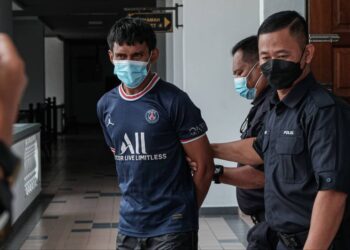 TERTUDUH mengaku bersalah di Mahkamah Majistret, Ayer Keroh, Melaka atas pertuduhan memukul isteri, anak tiri dan menantunya serta melakukan khianat terhadap sebuah kereta. - UTUSAN/SYAFEEQ AHMAD