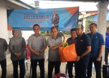 FAHMI Fadzil (tiga dari kiri) menyampaikan sumbangan kepada kakitangan Jabatan Penyiaran Kelantan yang terjejas banjir di Wakaf Che Yeh, Kota Bharu, Kelantan hari ini-UTUSAN/ROSMIZAN RESDI