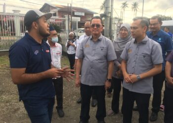 FAHMI Fadzil (kanan) beramah mesra bersama kakitangan Jabatan Penyiaran Kelantan yang terjejas dengan banjir di Kota Bharu, Kelantan hari ini-UTUSAN/ROSMIZAN RESDI.