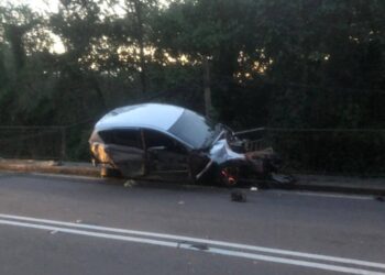 PERODUA Myvi terbabas di tepi jalan selepas diseret oleh sebuah lori dalam kemalangan jalan raya di Kilometer 20, Jalan Lipis - Merapoh berdekatan Padang Tengku di Lipis, Pahang. - IHSAN PENGGUNA JALAN RAYA