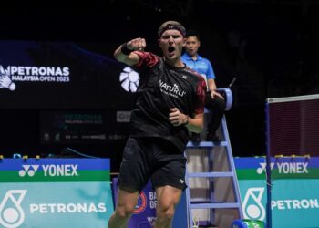 Pemain perseorangan lelaki Denmark, Viktor Axelsen meraikan kemenangan di Terbuka Malaysia.-UTUSAN/SHIDDIEQIIN ZON