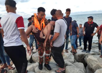 ANGGOTA bomba mengusung mayat kanak-kanak yang ditemukan lemas di Pantai Kemayang. Bachok, Kelantan hari ini-UTUSAN/IHSAN BOMBA