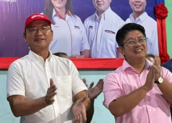 EWON Benecik (kanan) bersama Presiden UPKO, Datuk Seri Wilfred Madius Tangau semasa Program Malam Perpaduan UPKO di Penampang semalam.