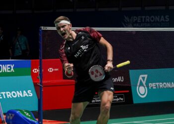 Pemain perseorangan lelaki Denmark, Viktor Axelsen meraikan kemenangan selepas menewaskan pemain Jepun, Kodai Naraoko pada perlawanan akhir Badminton Terbuka Malaysia 2023, di Stadium Axiata Arena, di sini hari ini. Foto: SHIDDIEQIIN ZON