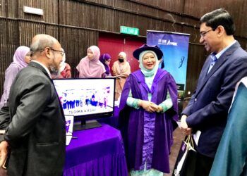 DR. Shatriah Ismail (dua kanan) memberi penerangan berhubung masalah mata juling kepada Naib Canselor USM, Profesor Datuk Ir. Dr. Abdul Rahman Mohamed di HUSM Kubang Kerian, Kelantan hari ini.- UTUSAN/ ROSLIZA MOHAMED