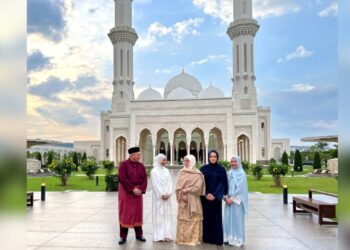 TUNKU Azizah Aminah Maimunah Iskandariah berkenan mencemar duli melawat Masjid Sri Sendayan di Bandar Sri Sendayan, Seremban hari ini.-UTUSAN/ZAKKINA WATI AHMAD TARMIZI.