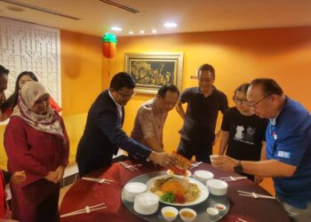 MAJIDAH Ismail (kiri) semasa meraikan wartawan kaum Cina di Hotel Perdana Kota Bharu, Kota Bharu, Kelantan-UTUSAN/ROSALWANI CHE SOH